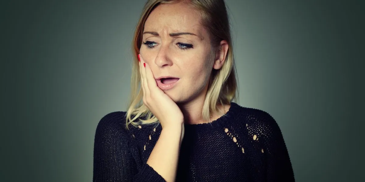 femme avec un mal de dents