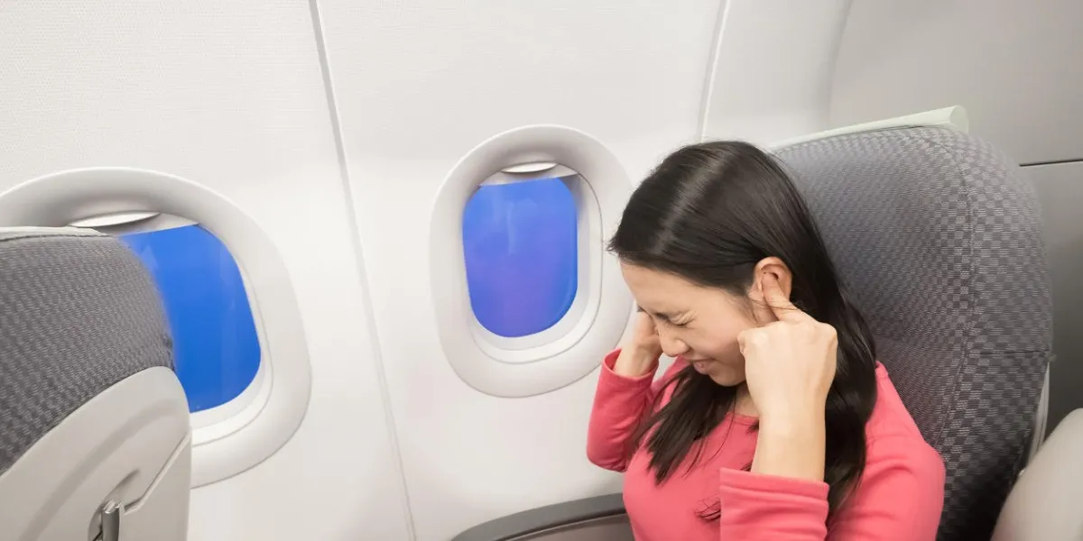 les femmes d'âge moyen ressentent des acouphènes dans l'avion