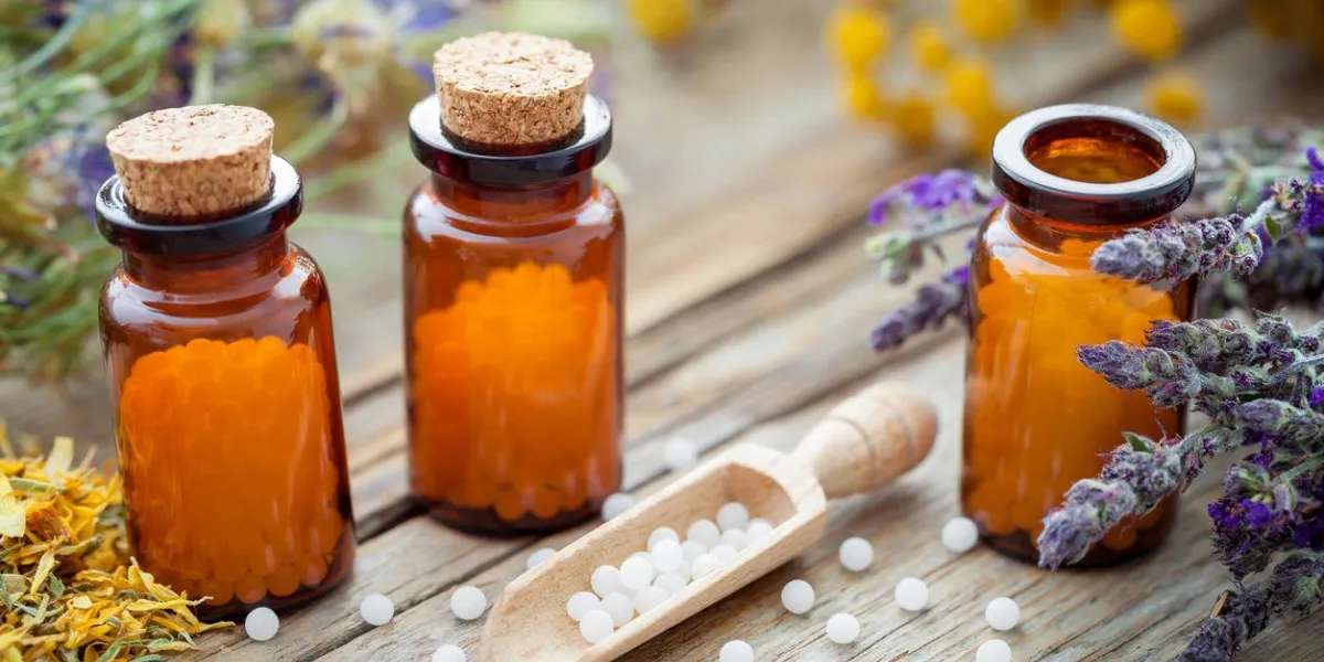 bouteilles de globules homéopathiques et concept de médecine homéopathie herbes médicinales