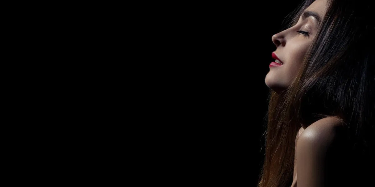 sensuelle femme suscitée sur fond noir avec fond