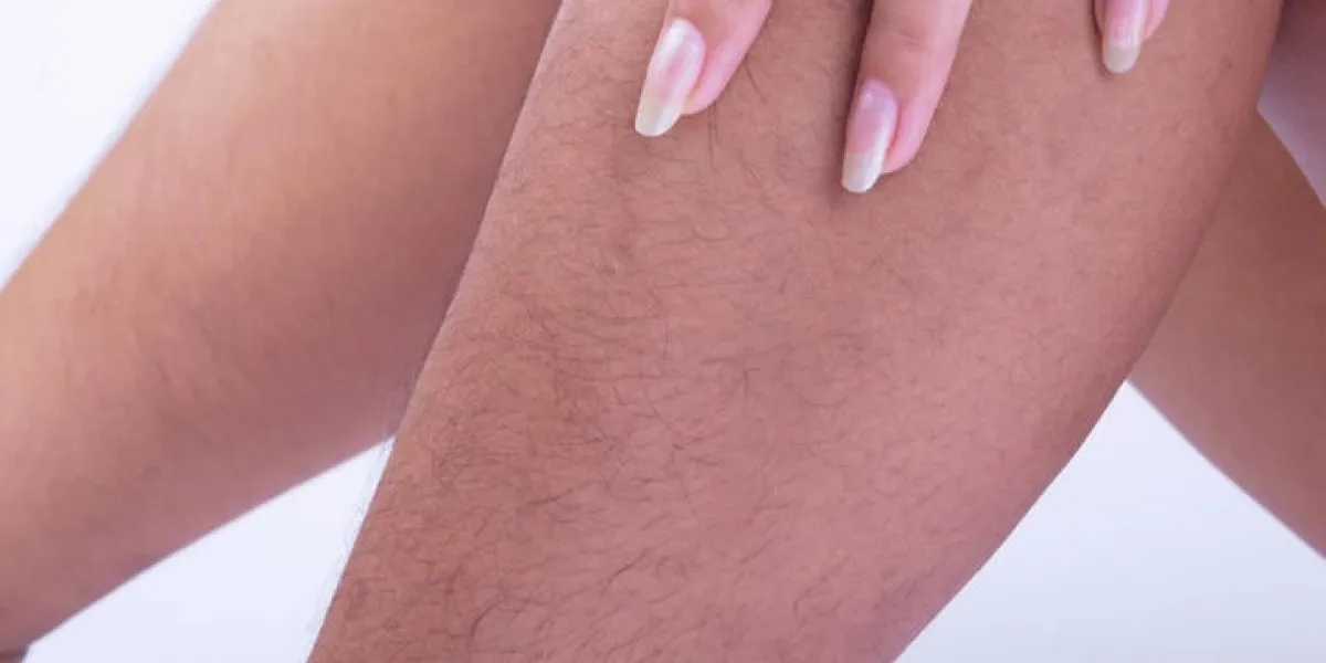 jambes velues des femmes longues et très laides