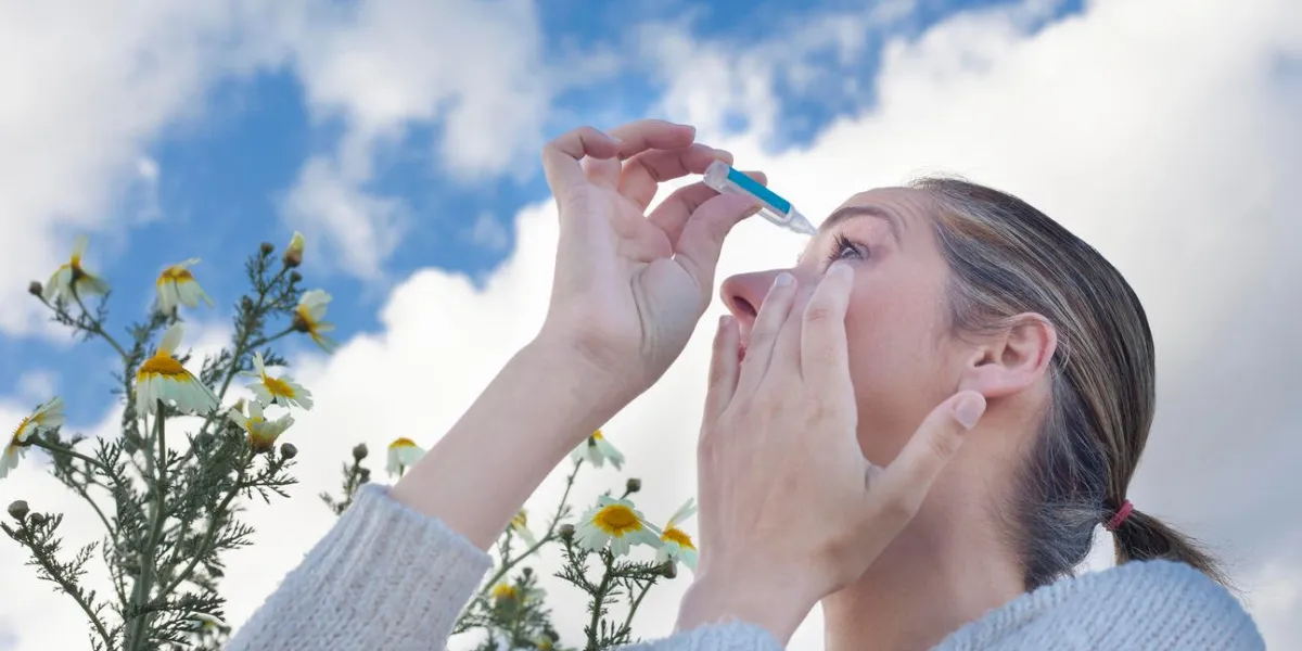 jeune femme, utilisation, pipette, traitement, yeux irrités, à, fleurs, pré