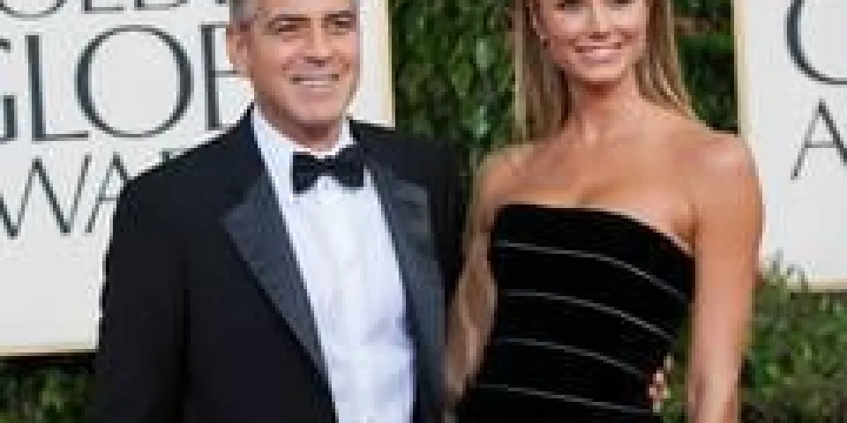 l'acteur george clooney et l'actrice stacy keibler assistent à la 70e cérémonie annuelle des golden globes au beverly hilton à beverly hills, ca le dimanche 13 janvier