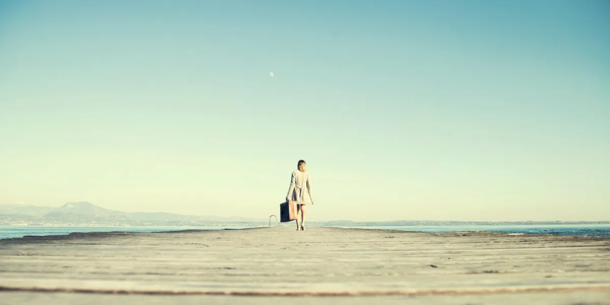 traveler woman cammina to destination with her suitcase