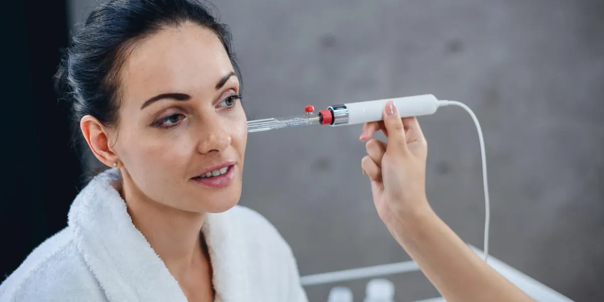 médecin, cosmétologue, conduit, diagnostic, de, a, peau, de, les, figure, de, patient patient, esthéticienne, fait, beauté, traitement, pour, jeune femme