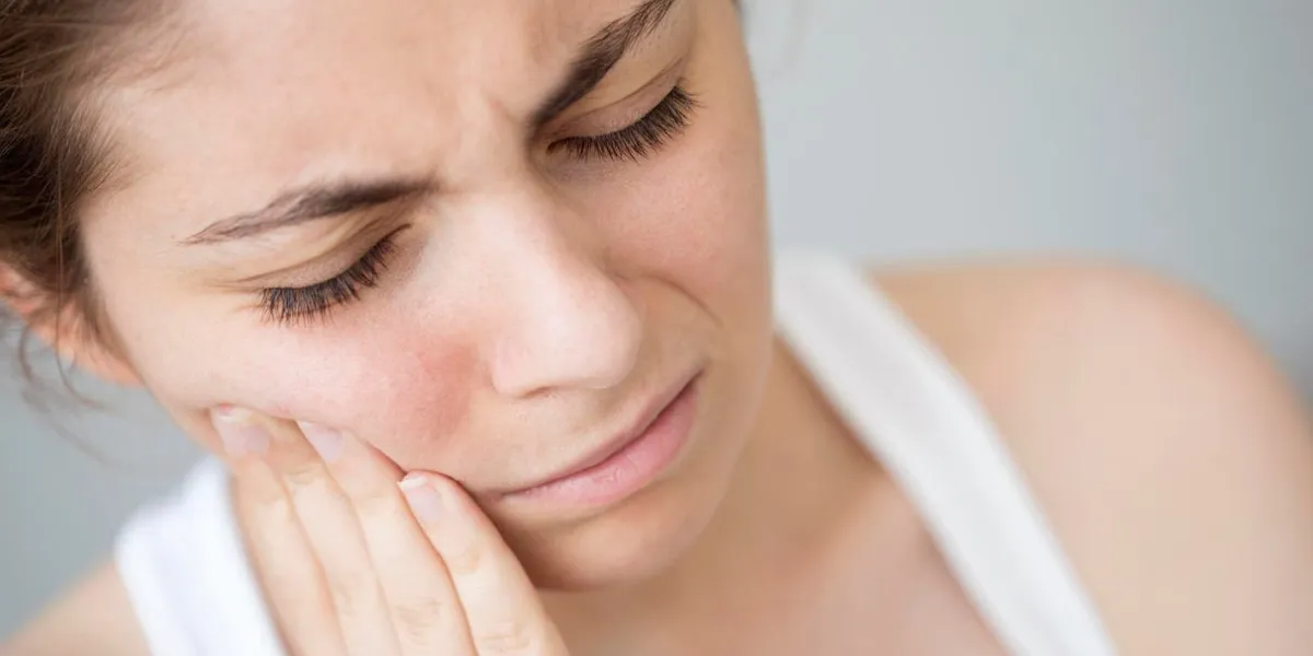 jeune femme avec des maux de dents