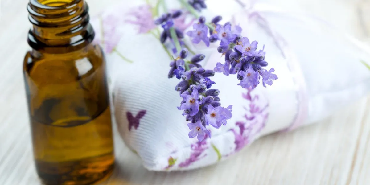 huile essentielle de lavande sur la surface en bois