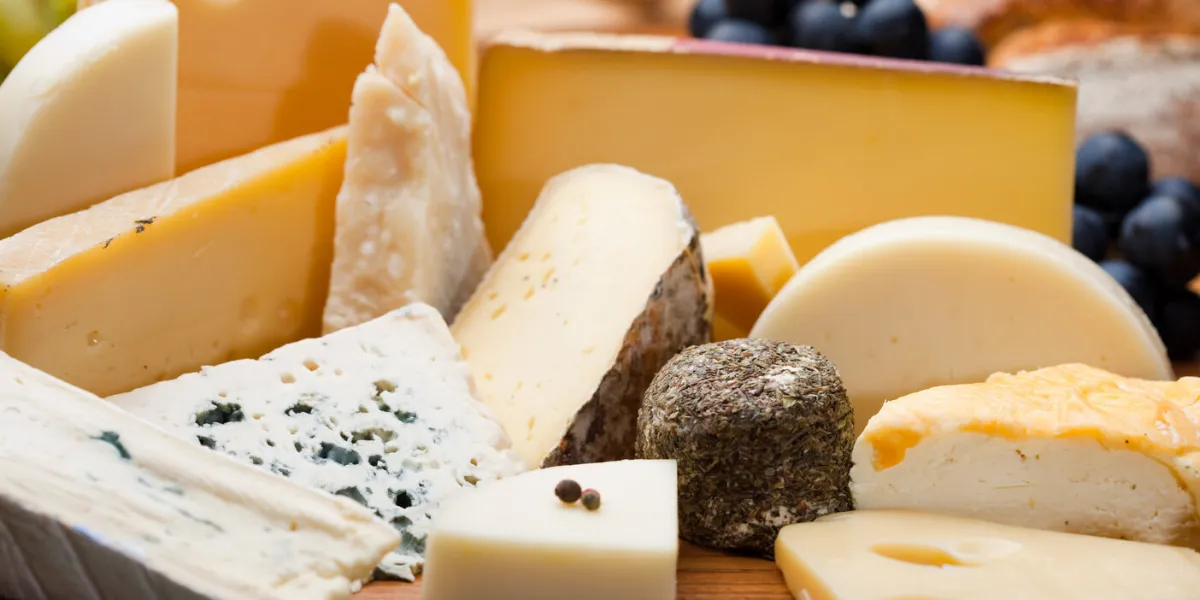 assortiment et plaeau de fromage