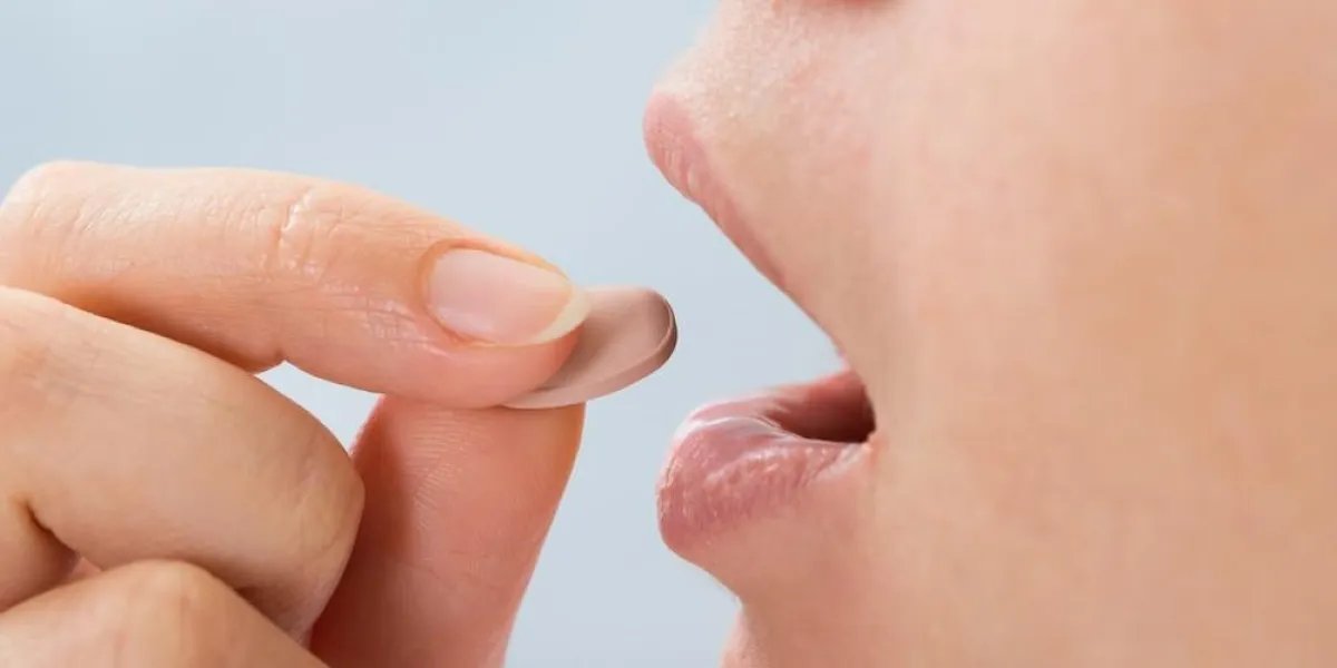 gros plan photo de personne prenant la pilule de médecine
