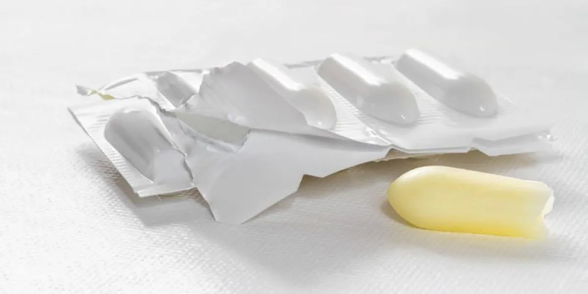 paquet de suppositoire sur fond blanc