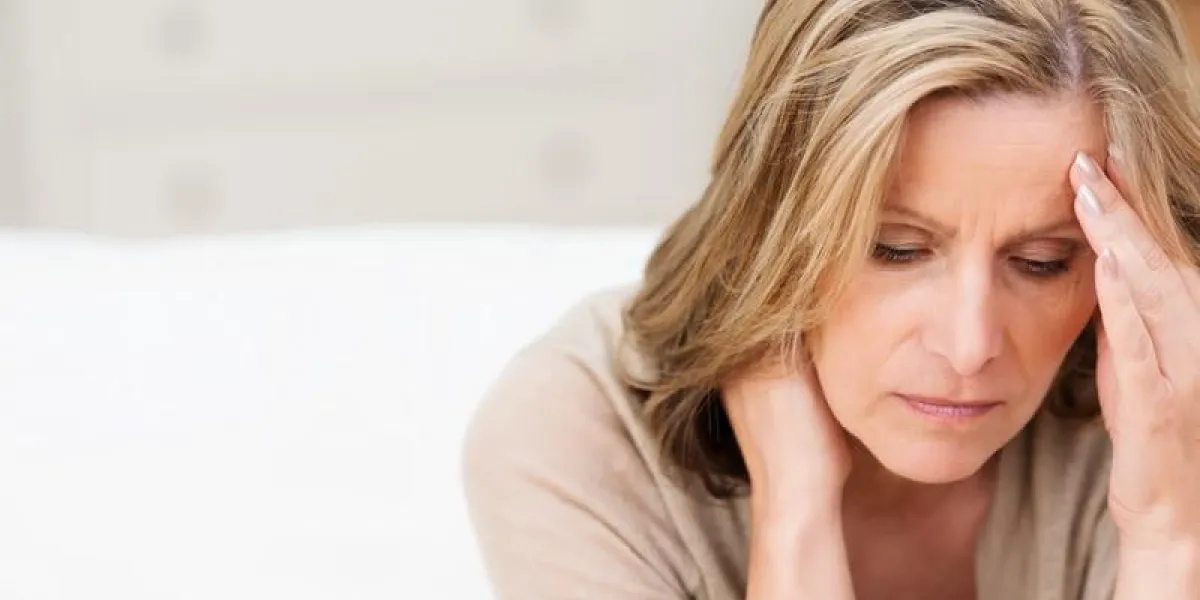 femme regarde vers le bas inquiet