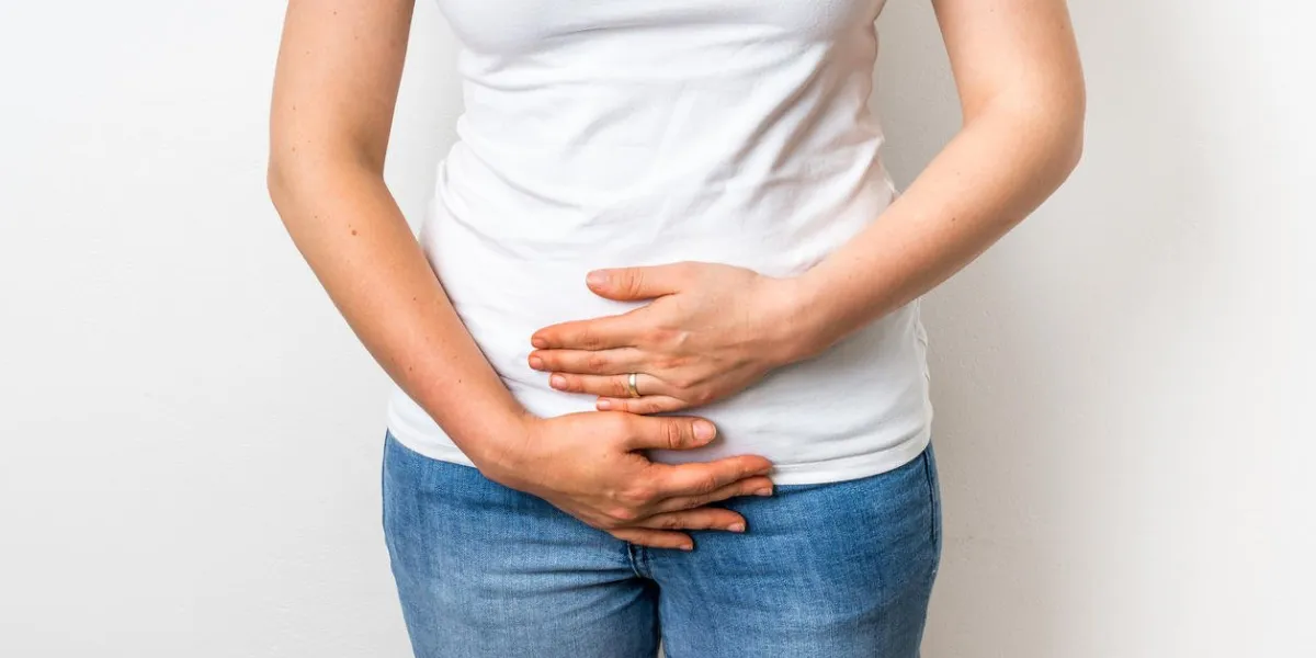 femme avec des douleurs menstruelles tient son ventre douloureux - isolé sur fond blanc