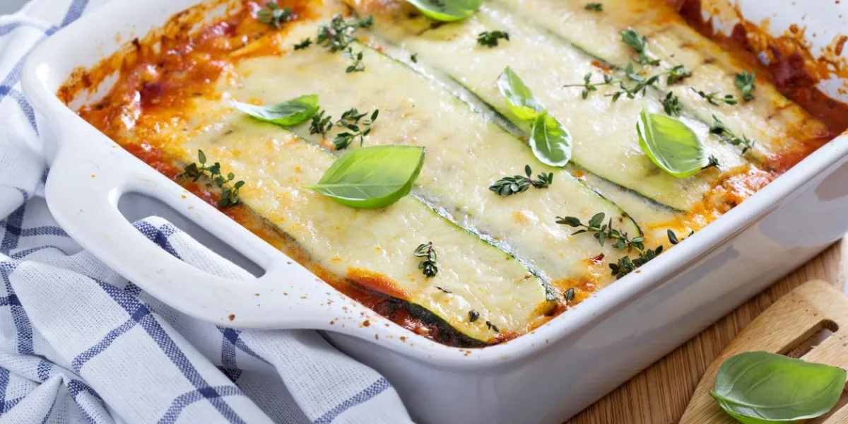 courgettes saines lasagnes bolognaise dans un plat allant au four