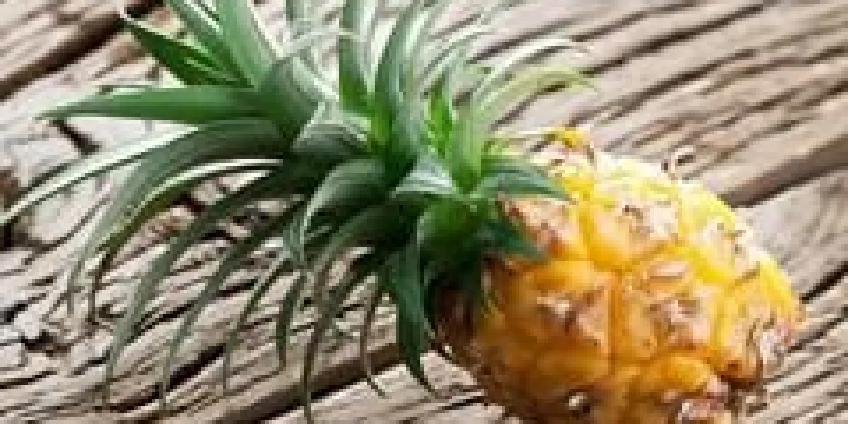 ananas sur une table en bois