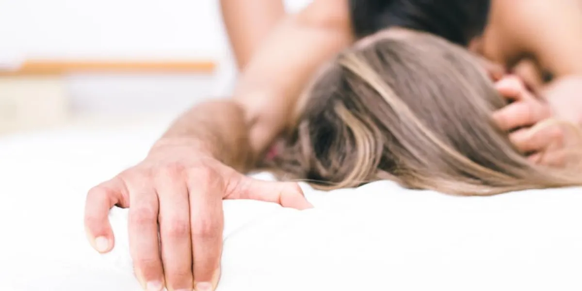 jeune couple s'amuser romantique dans le concept de lit à propos de la relation et les couples