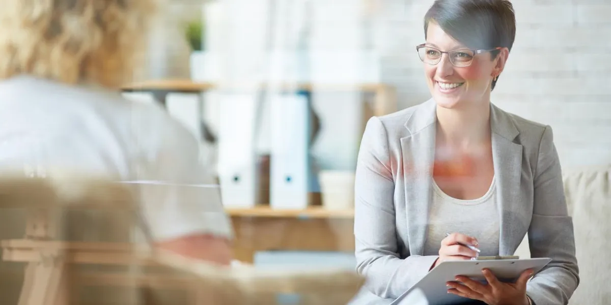 heureuse psychologue écoutant son problème de patient