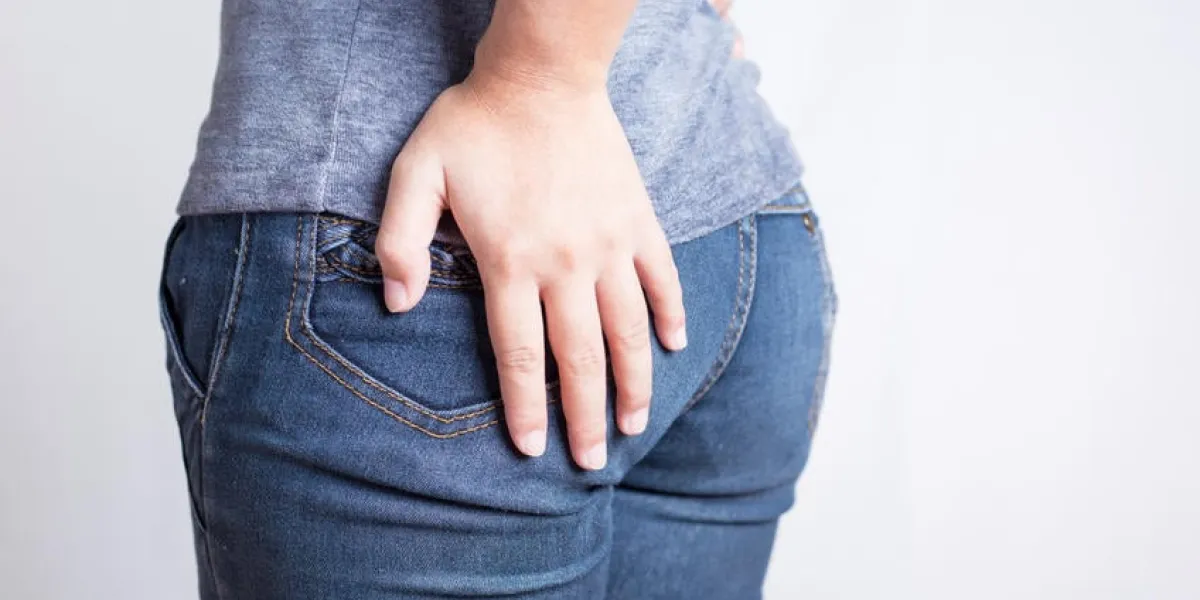 femme a la diarrhée tenant ses fesses isolé sur fond blanc