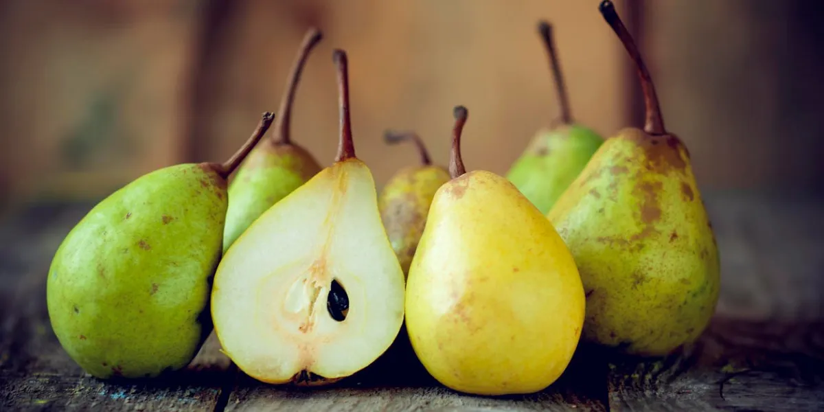 poires fraîches se trouvent sur une table en bois