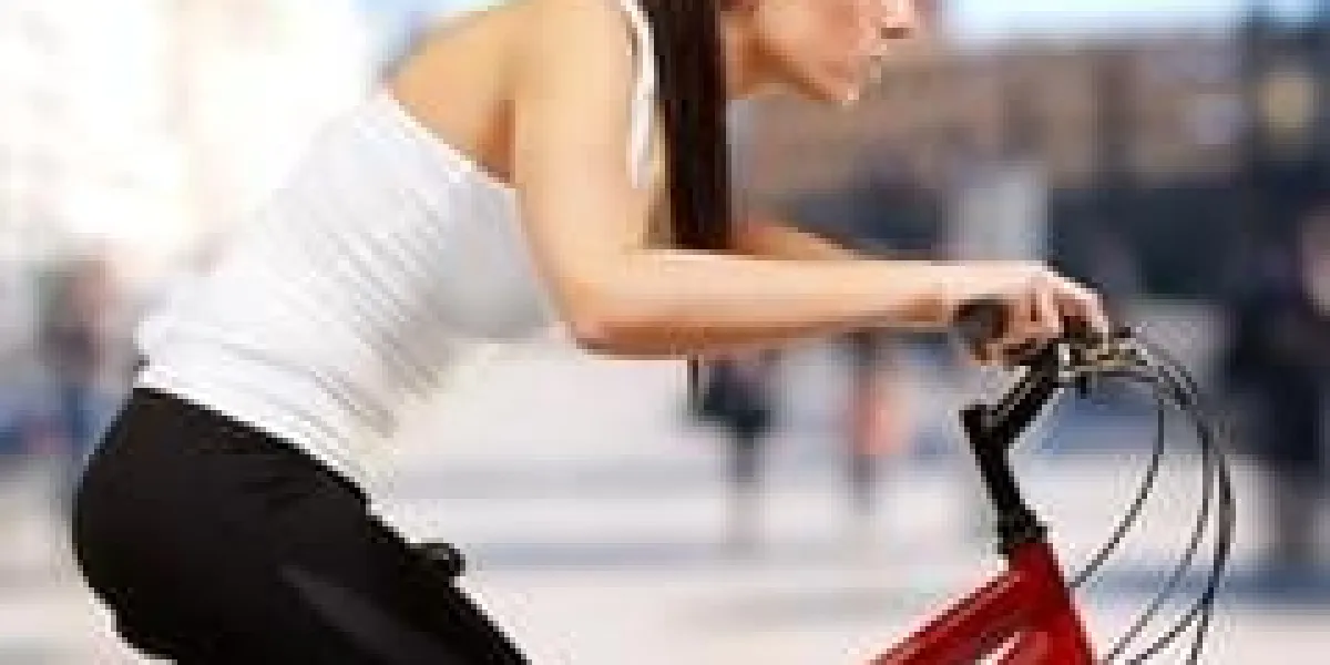 jeune fille sportive vélo à la ville