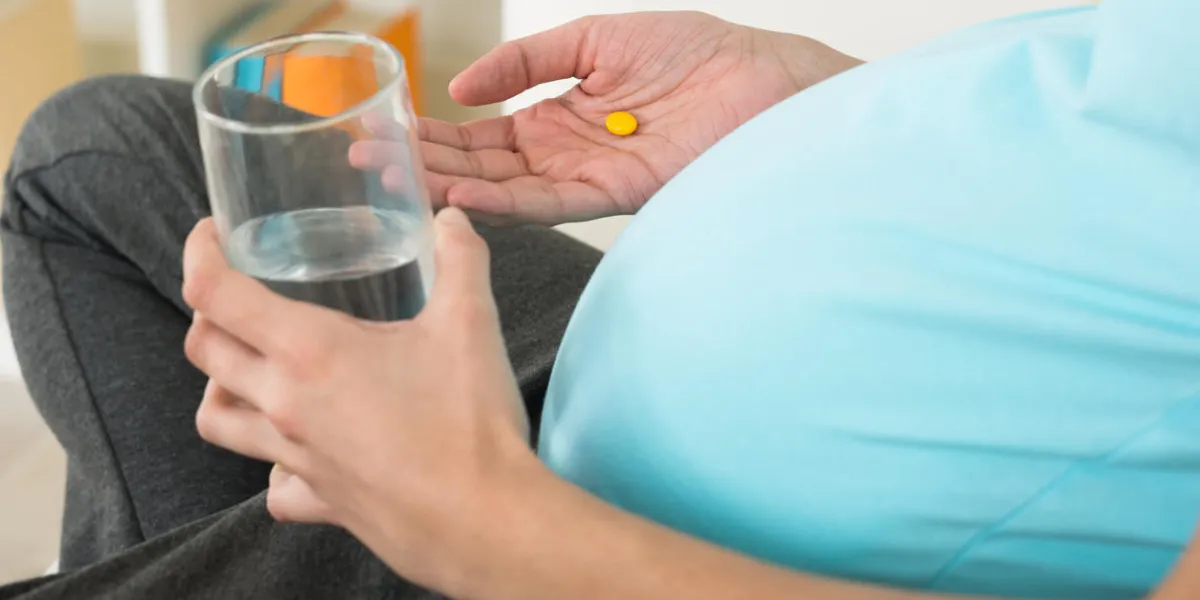 section médiane de la femme enceinte, prendre des médicaments à la maison