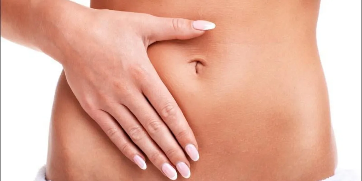 une section médiane du ventre de la femme fit sur fond blanc