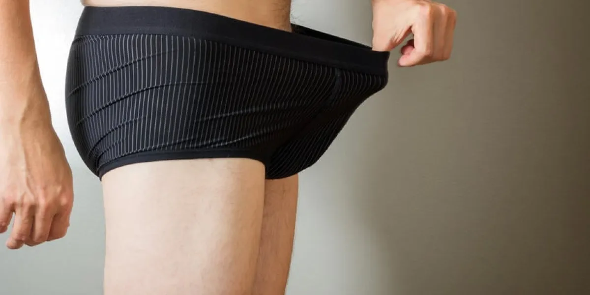 homme adulte tirant son concept de boxeurs noirs photo de la sexualité masculine et des problèmes