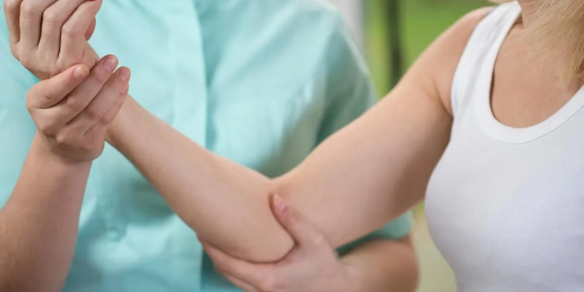 jeune physiothérapeute aidant son patient avec un exercice de bras