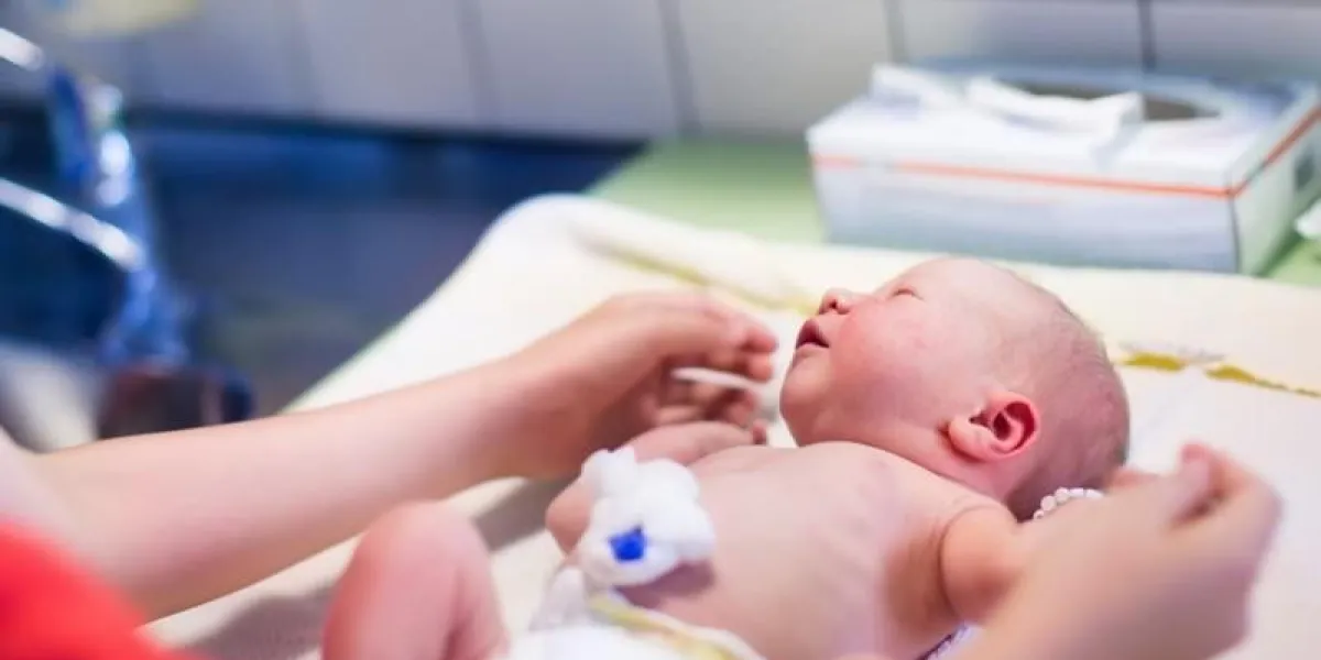 nouveau-né, lavé, et, examiné, après, naissance, dans, hôpital nouveau-né, bébé, à, cordon ombilical, pince, à, éponge, bain, change couche, pour, nourrisson, dans, clinique, mère, lavage, petit enfant, et, changer, couche