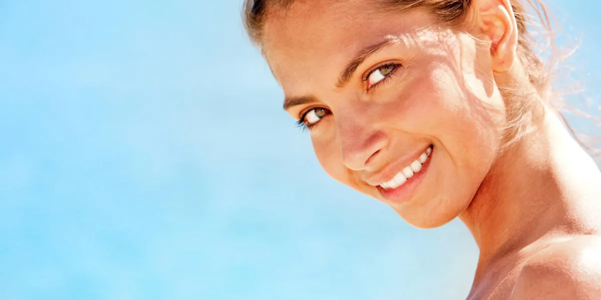 portrait de belle fille nue regardant la caméra en plein air