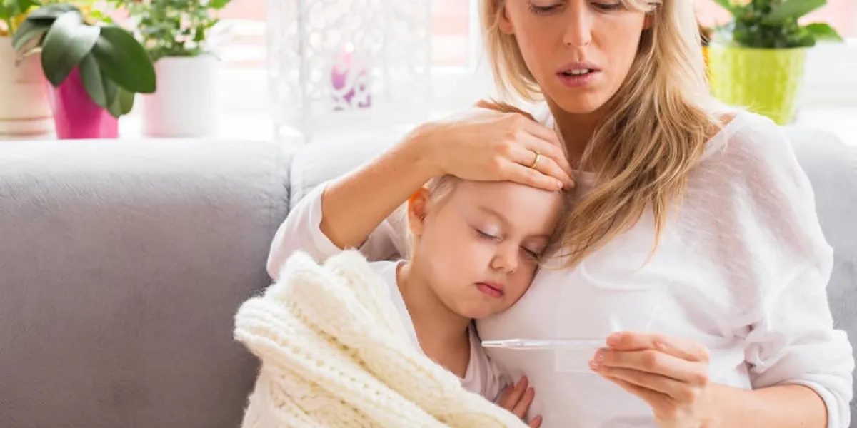 mère, vérification, température, de, elle, malade, petite fille