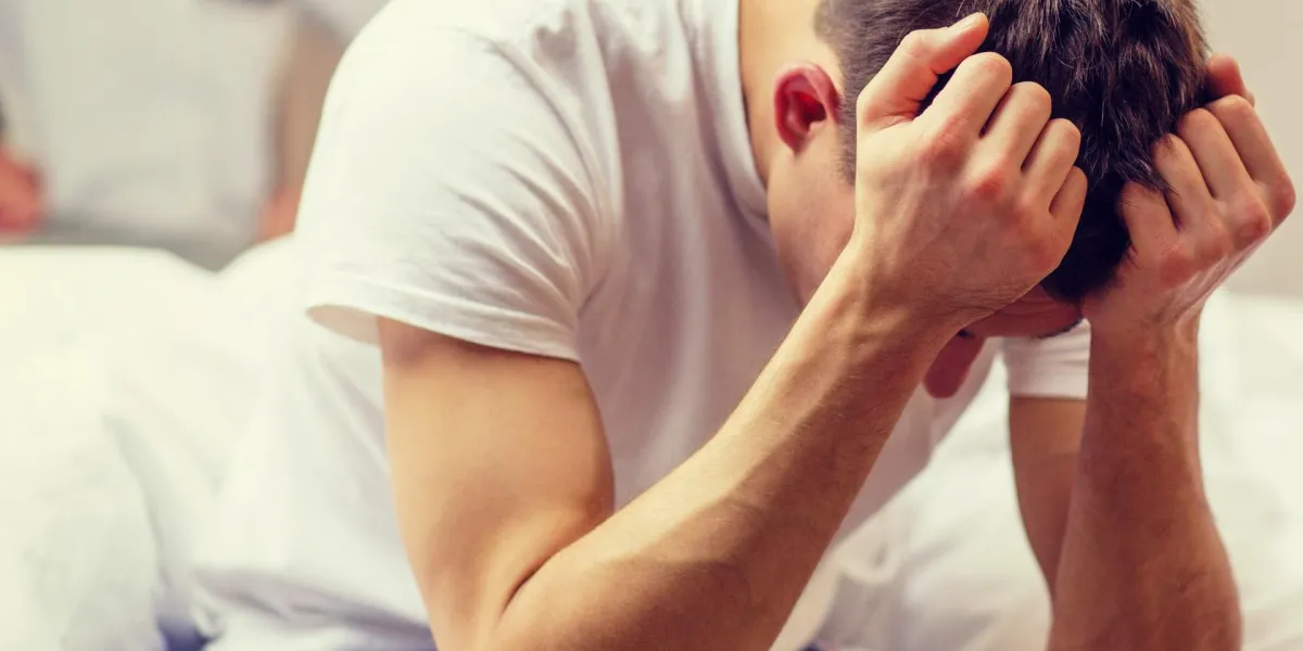 hôtel, voyage, relations et concept de problèmes sexuels - femme a attrapé l'homme tricher avec une autre femme