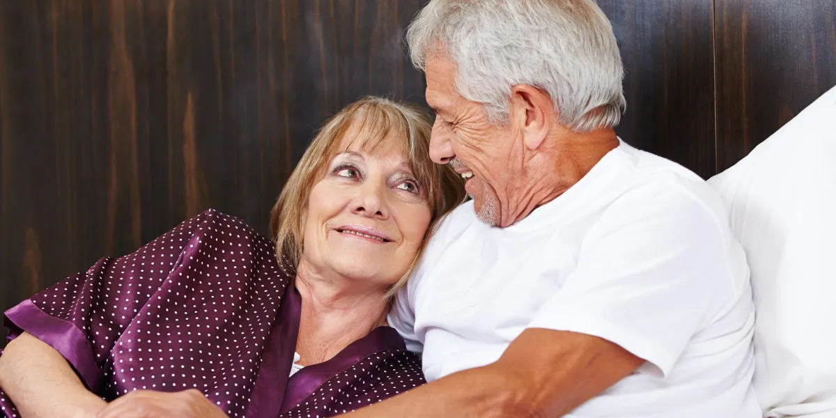 deux personnes âgées heureux au lit ensemble