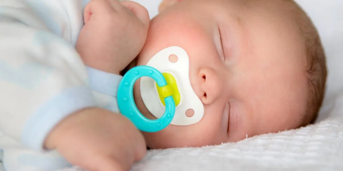 bébé garçon bébé dort paisiblement avec sucette