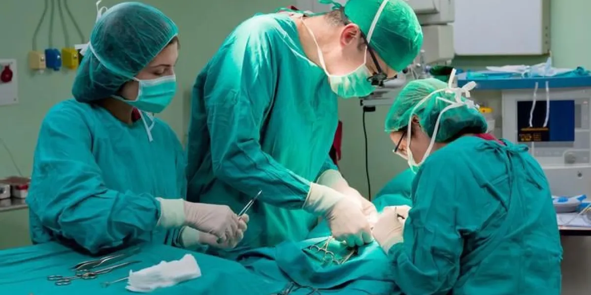 équipe médicale effectuant une chirurgie pédiatrique