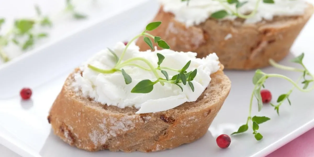 zwei häppchen mit frischem ziegenkäse   two canape with goat cheese