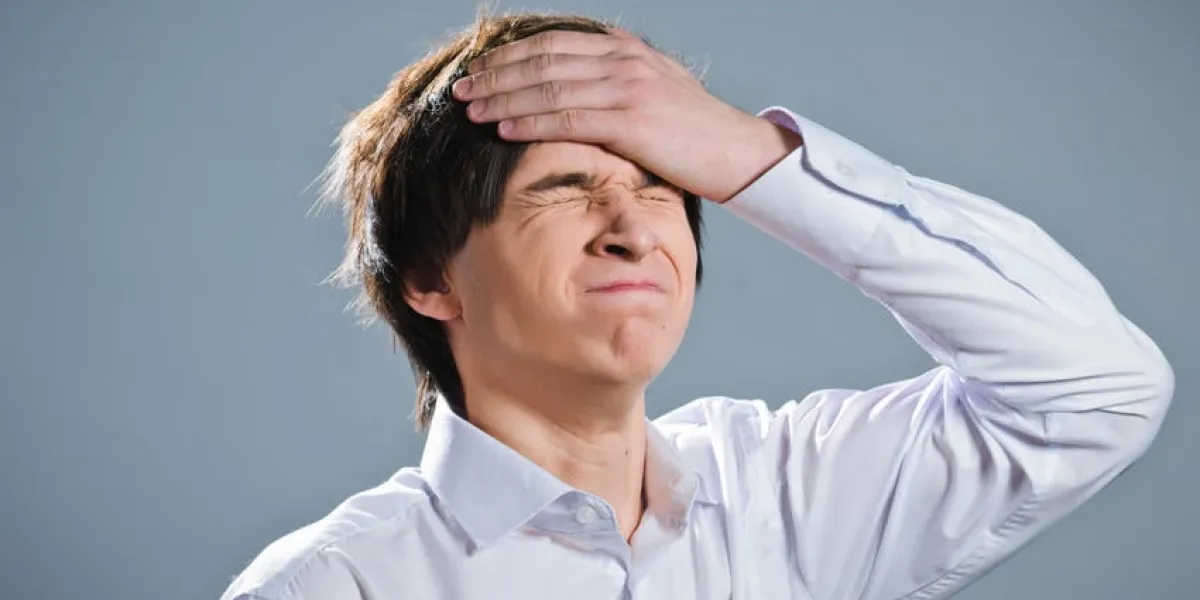 portrait de beau jeune homme sur fond gris