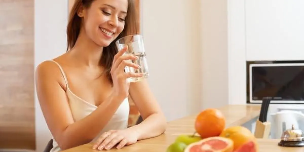jeune femme avec verre d'eau mode de vie sain
