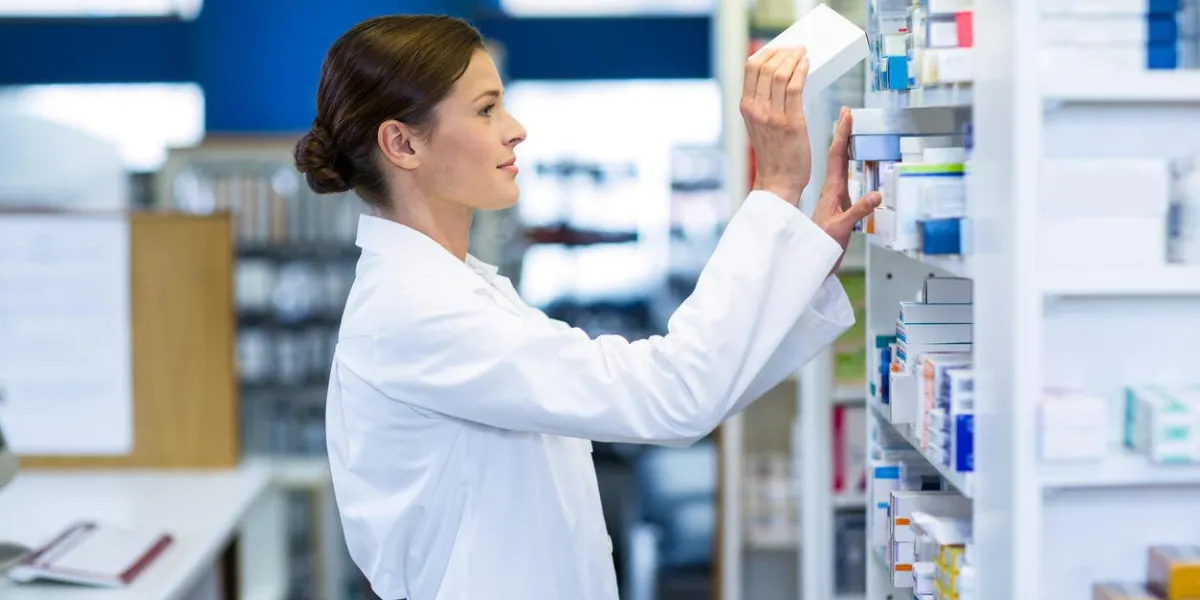 pharmacien, vérification, médecine, dans, étagère, à, pharmacie