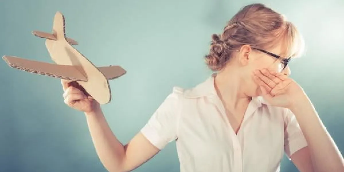 voler la métaphore de la peur, aérophobie concept femme d'affaires détenant l'avion dans la main instagram photo