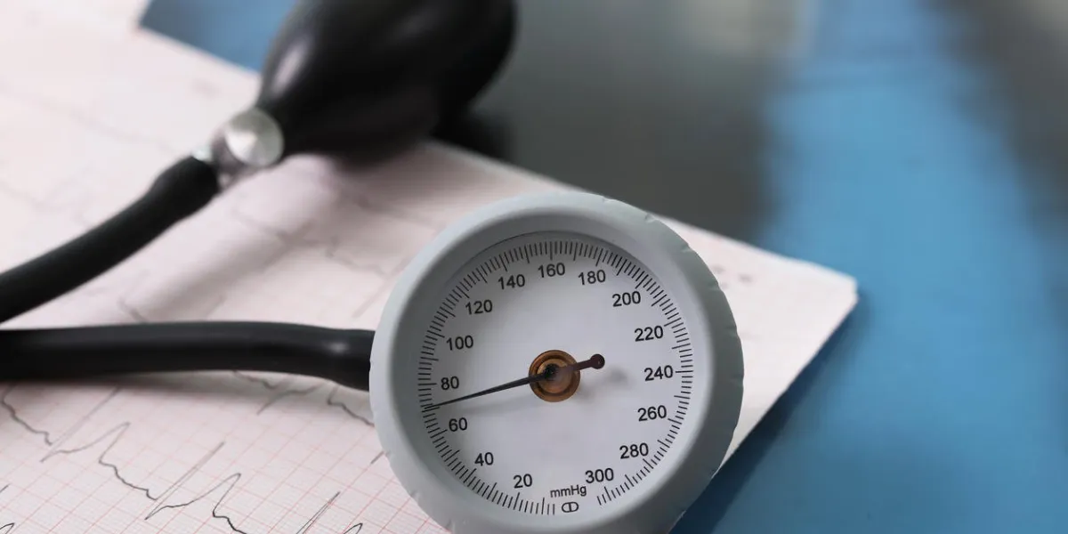 électrocardiographe avec un sphygmomanomètre