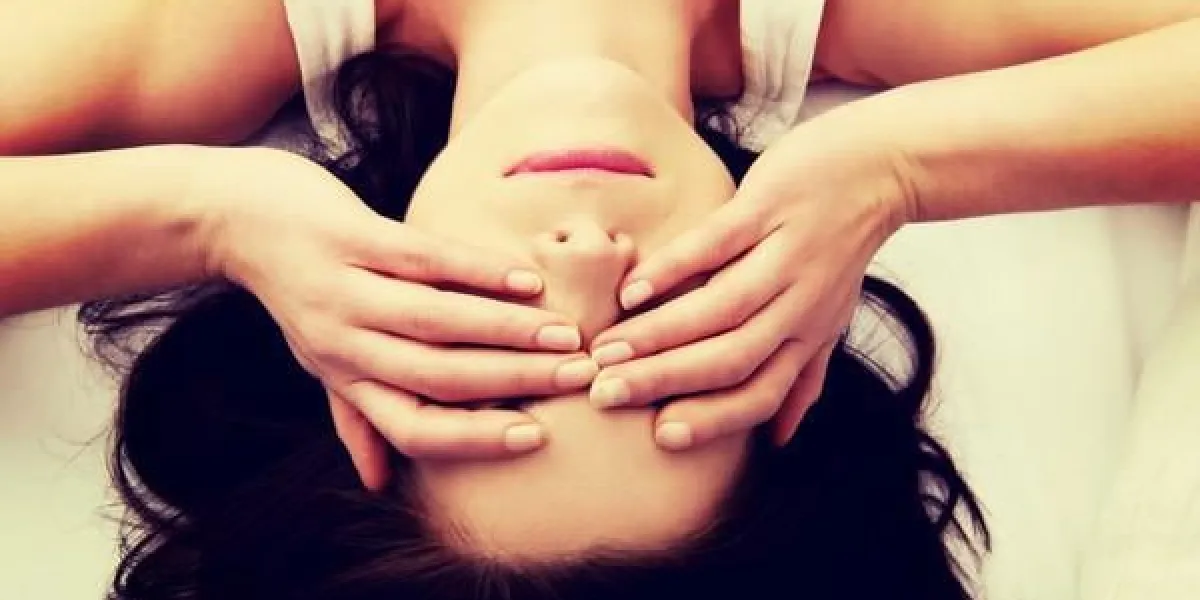 femme brune endormie se réveiller et se frotter les yeux