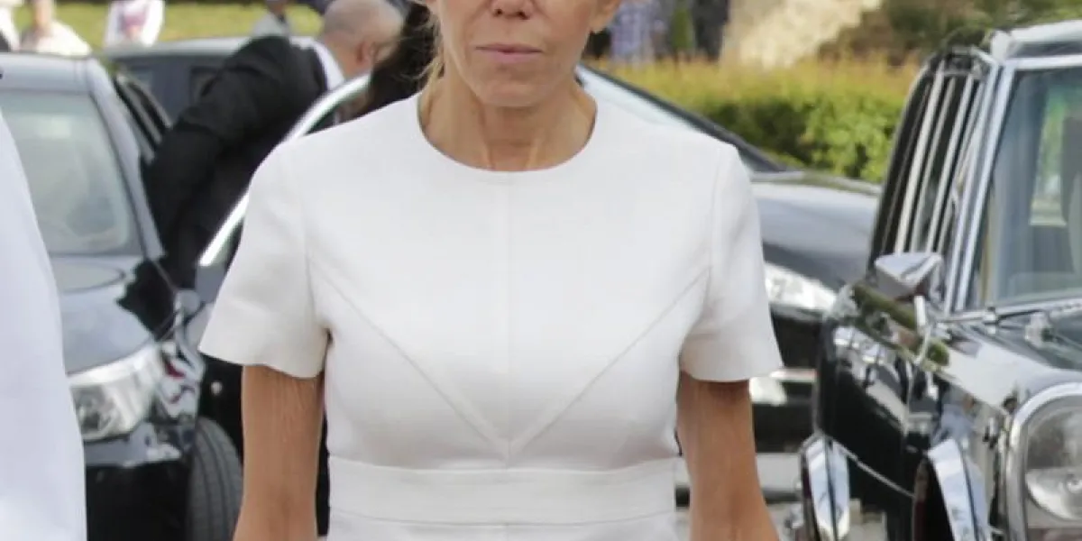 la princesse marocaine lalla salma (r) et l'épouse du président français brigitte macron (c) arrivent au musée national des arts contemporains de rabat pour visiter l'exposition picasso du 14 juin 2017 afp photo piscine youssef boudlal