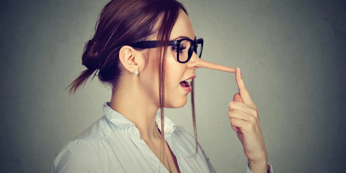 femme avec long nez isolé sur fond de mur gris menteur concept visage humain expressions, émotions, sentiments