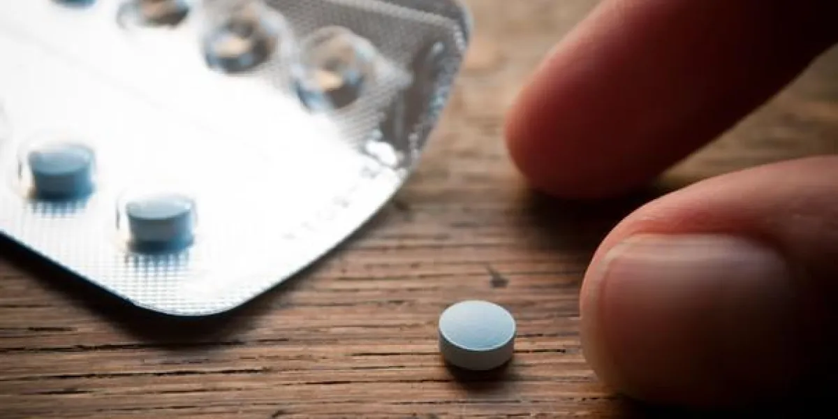 prendre des médicaments sur table en vieux bois