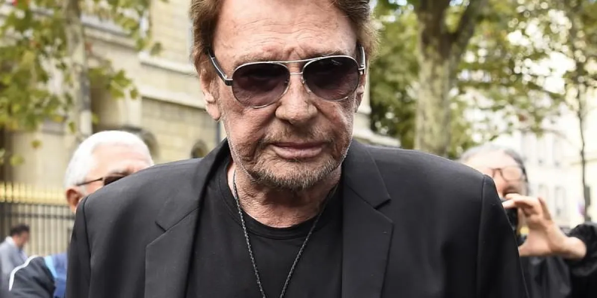 le chanteur français johnny hallyday arrive à l'église saint-sulpice pour assister aux funérailles de l'actrice mireille darc tard le 1er septembre 2017 paris est mort à darc mireille 79 ans le 28 août 2017 selon sa famille photo bertrand guay afp