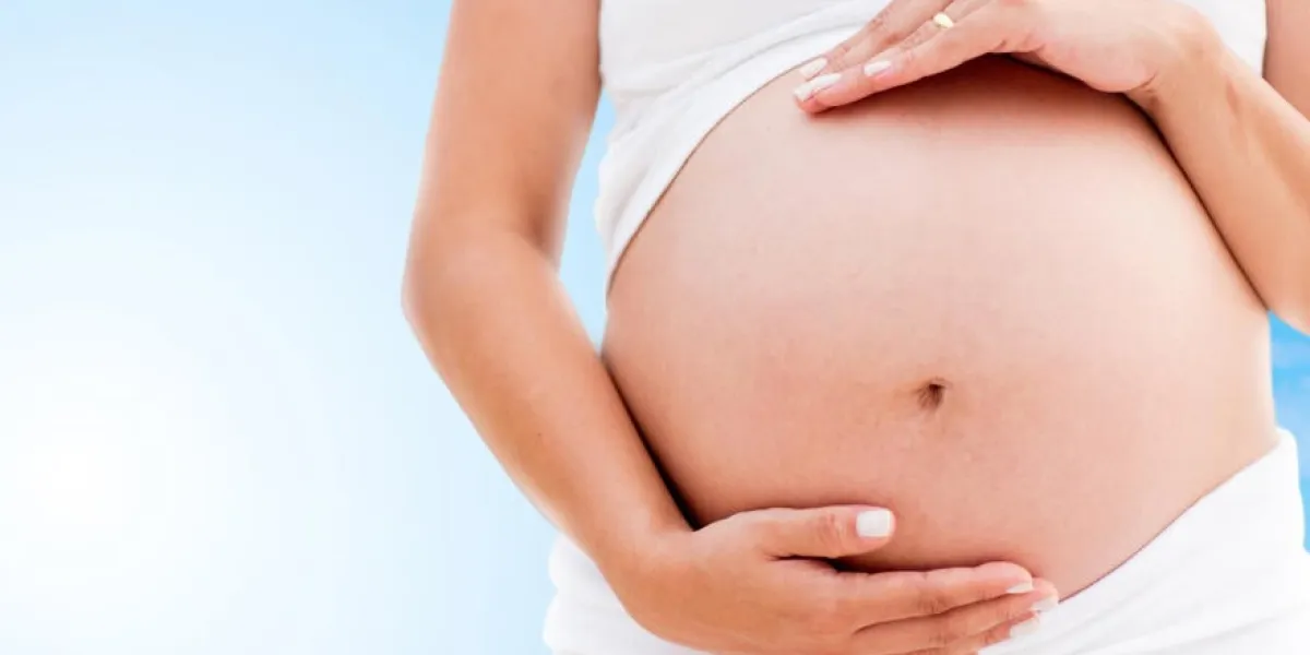 gros plan d'un joli ventre de femme enceinte