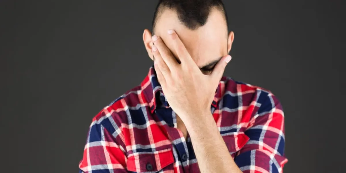 modèle en studio isolé sur fond gris clair