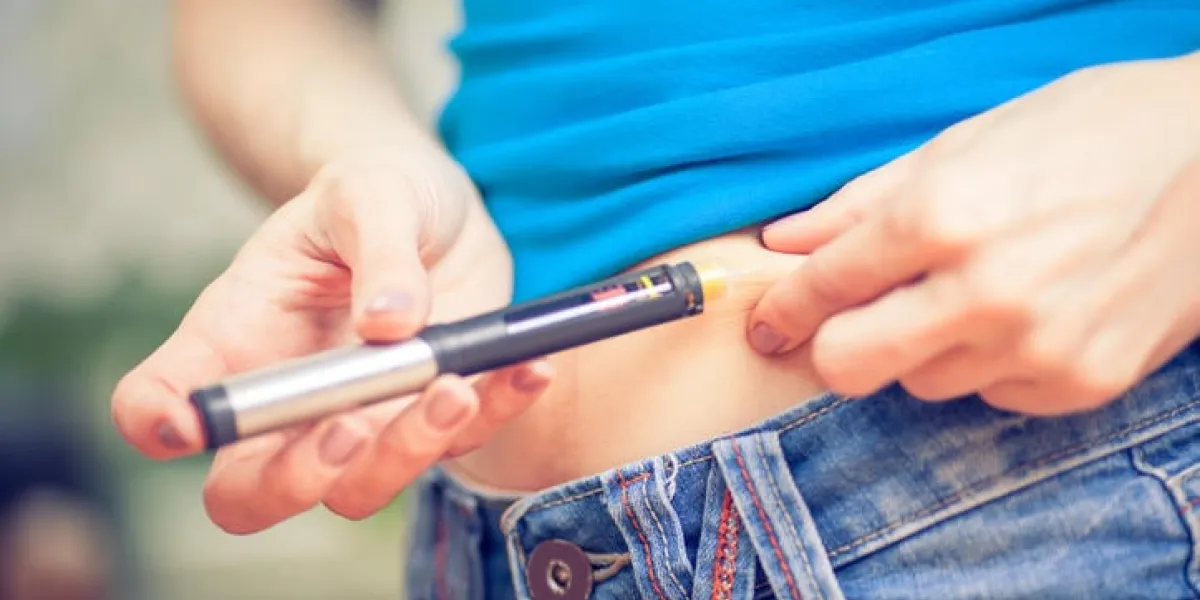 concept de médecine, de diabète, de glycémie, de soins de santé et de personnes - gros plan de femme avec une seringue faisant l'injection d'insuline à lui-même à la maison