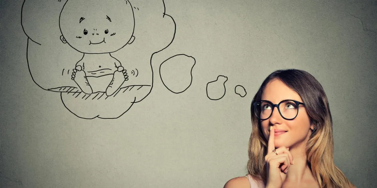 portrait femme pensant rêver d'un enfant