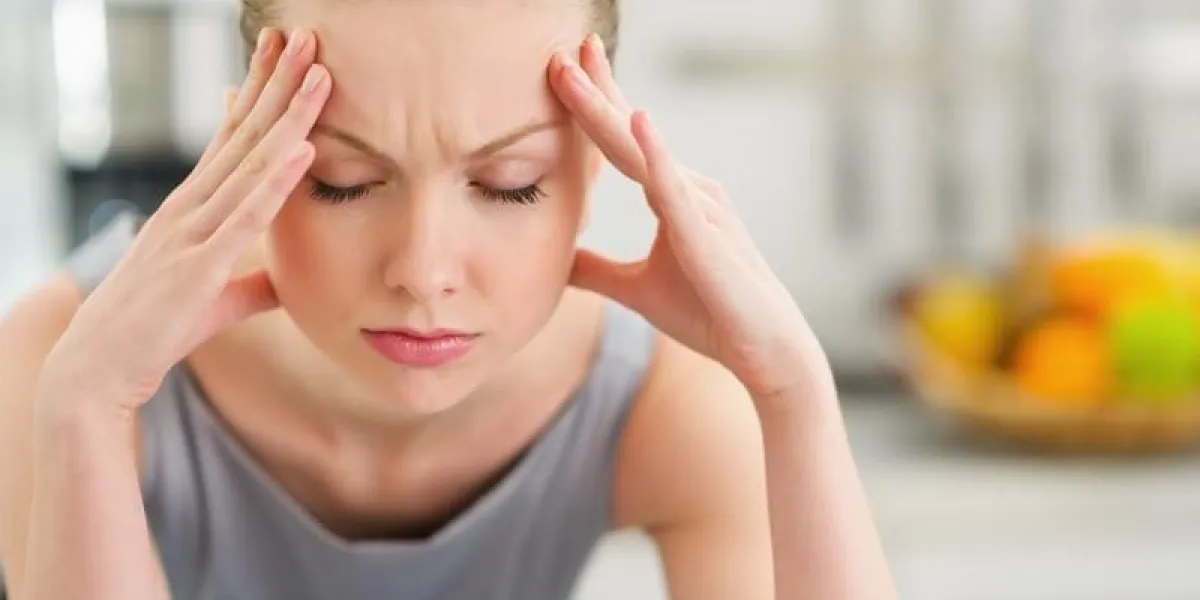 portrait de jeune femme au foyer stressée dans la cuisine moderne